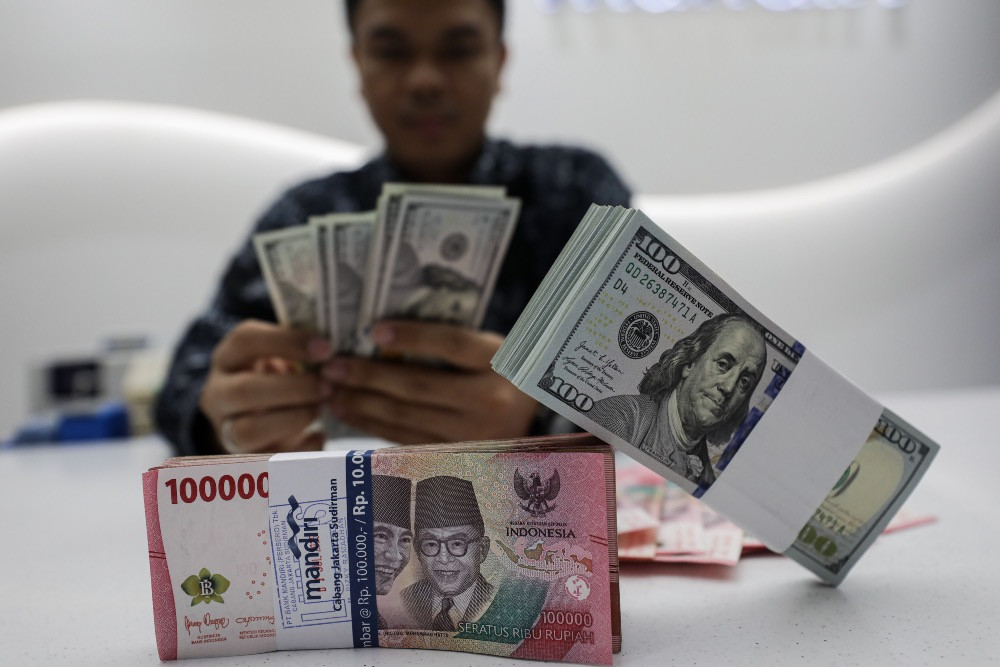 Rupiah Tertekan ke Rp17.300, bagaimana seharusnya respon pemerintah?